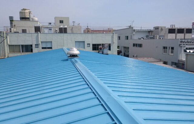 裾野市　某工場　瓦棒葺き塗装　トタン屋根　ケレン作業